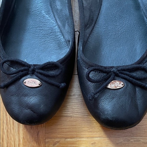Classic Black Coach Ballet Flats with Bow Detail - Picture 2 of 7